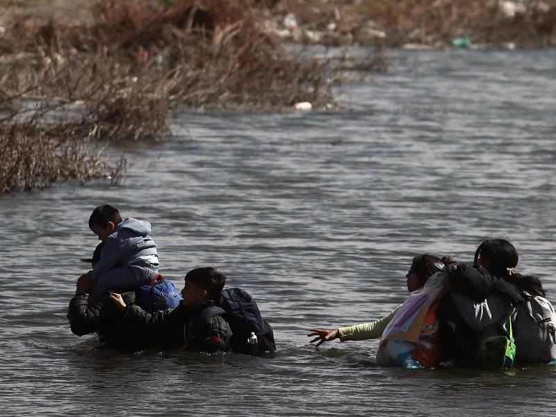 Migrantes cruzan por el Río Bravo, en la frontera que divide a México de los Estados Unidos.