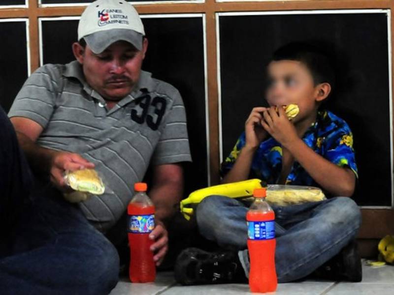 Juan David comparte con su padre lo poco que logran comprar para alimentarse en su viaje hacia Estados Unidos. Foto cortesía DiarioPresente.com.mx