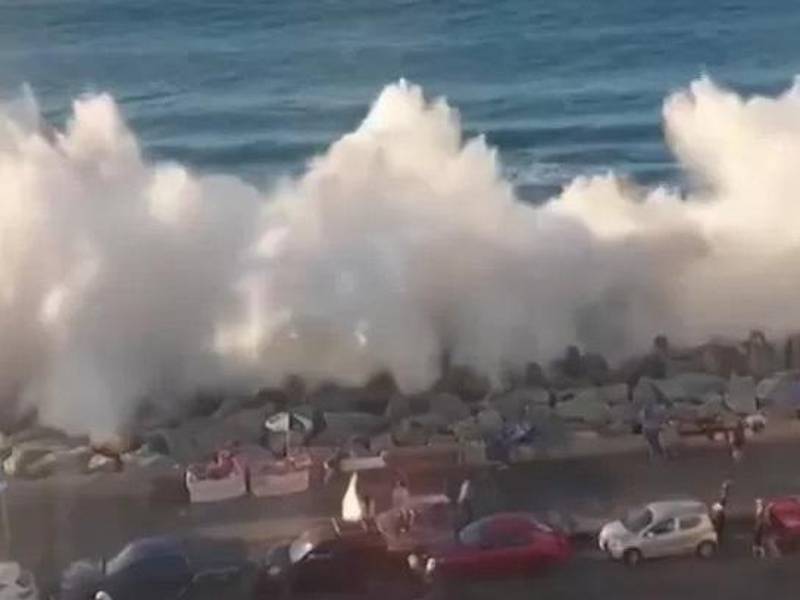 Imágenes sobre el fuerte oleaje en Viña del Mar, Chile, se viralizaron en redes sociales.