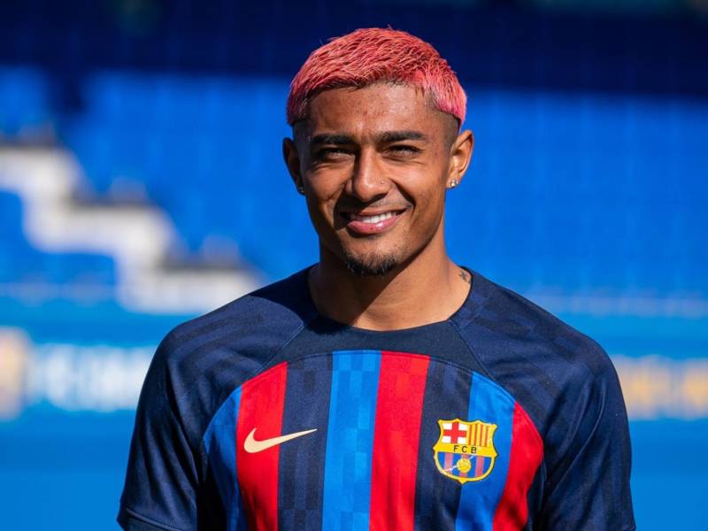 Julián Araujo se mostró feliz en su presentación como nuevo jugador del Barcelona.
