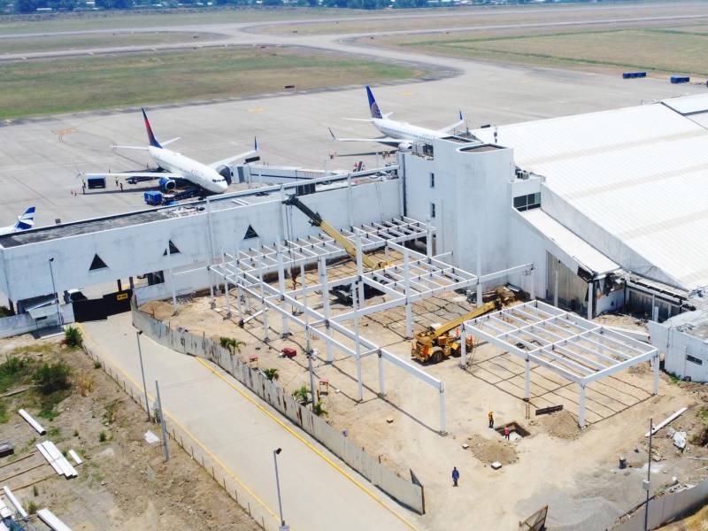 La ampliación de la terminal A y B se está haciendo hacia los lados.