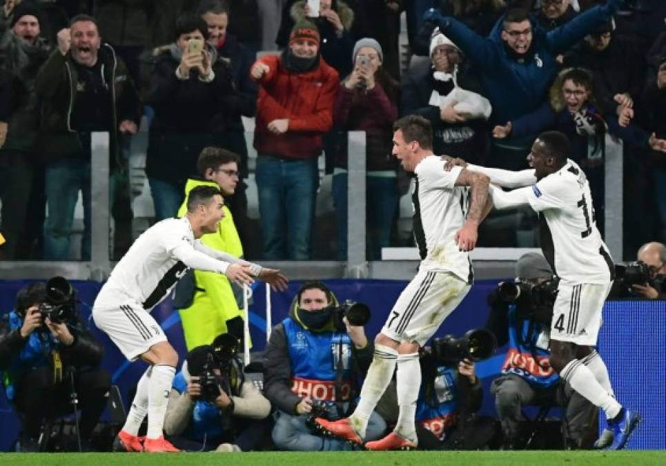 Cristiano Ronaldo se apresta a recibir con los brazos abiertos a Mario Mandzukic para celebrar el gol de la Juventus ante el Valencia.