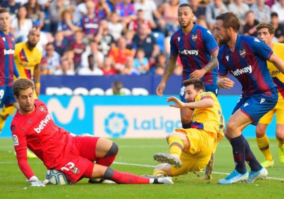 Messi tuvo el segundo del Barcelona, pero salvó el portero Aitor Fernández al Levante de esta manera. Cayó sobre el balón.