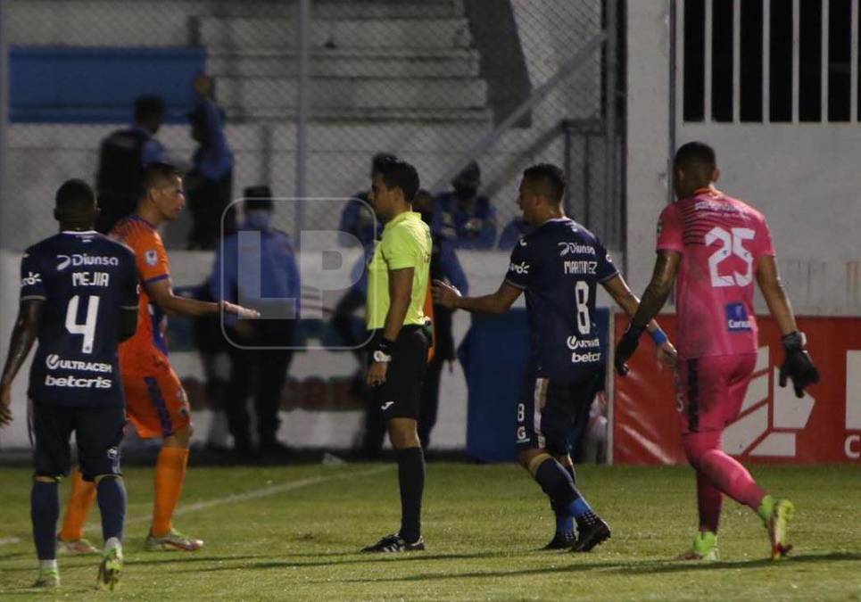 En los últimos segundos, ocurrió otro error humano por parte del central Said Martínez. Y es que al 90+2 amonestó a Juan Delgado por reclamos, y sorprendemente no recordó que el “Camellito” ya contaba con amarilla. El juego se reanudó pero unos segundos más tarde el referí paró las acciones, rectificó y terminó expulsando definitivamente al contención azul; recordatorio, el Mundial de Qatar es en noviembre.