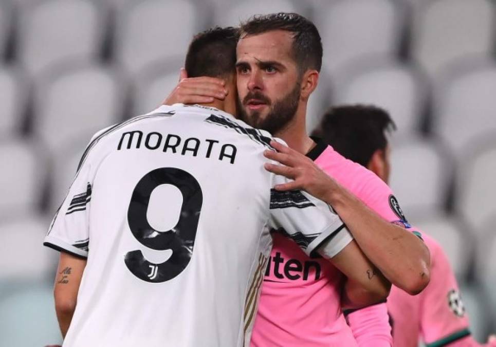 Miralem Pjanic abrazando a Álvaro Morata al final del partido.