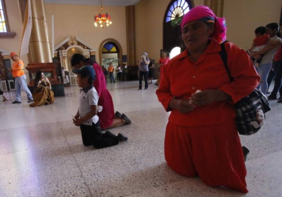 Muchos católicos entran de rodillas a la Basílica Menor de Suyapa para pagar sus promesas a la Virgen que le ha cumplido sus peticiones.