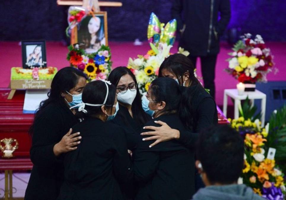 La hermana de la enfermera Keyla Martínez es abrazada por la familia mientras llora junto a su ataúd durante su funeral en La Esperanza. AFP