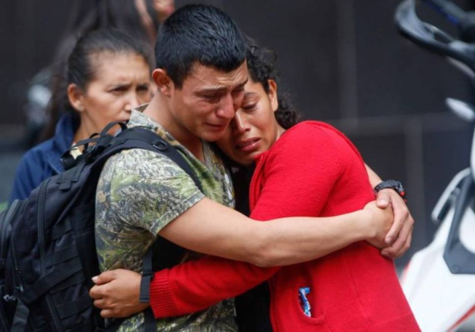 Familiares de los privados de libertad asesinados en la cárcel de El Porvenir, Francisco Morazán, reclaman a sus parientes. AFP