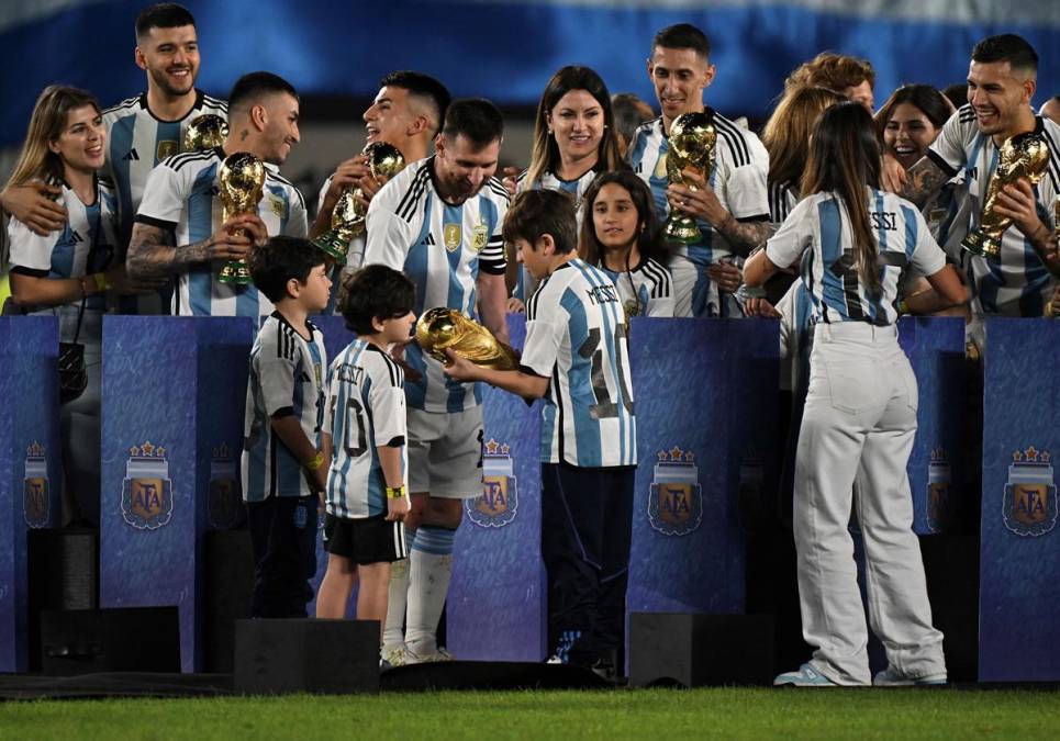 Antonela Roccuzzo y sus hijos acompañaros a Leo Messi en el campo durante los festejos del campeón del mundo.