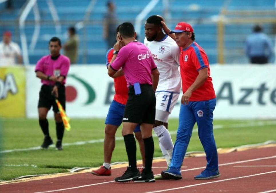 Jorge Benguché fue felicitado por Pedro Troglio tras su gol.