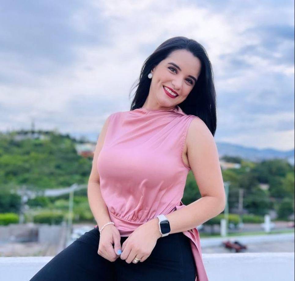 Desde su llegada al medio de comunicación se ha desempeñado como una de las más bellas.