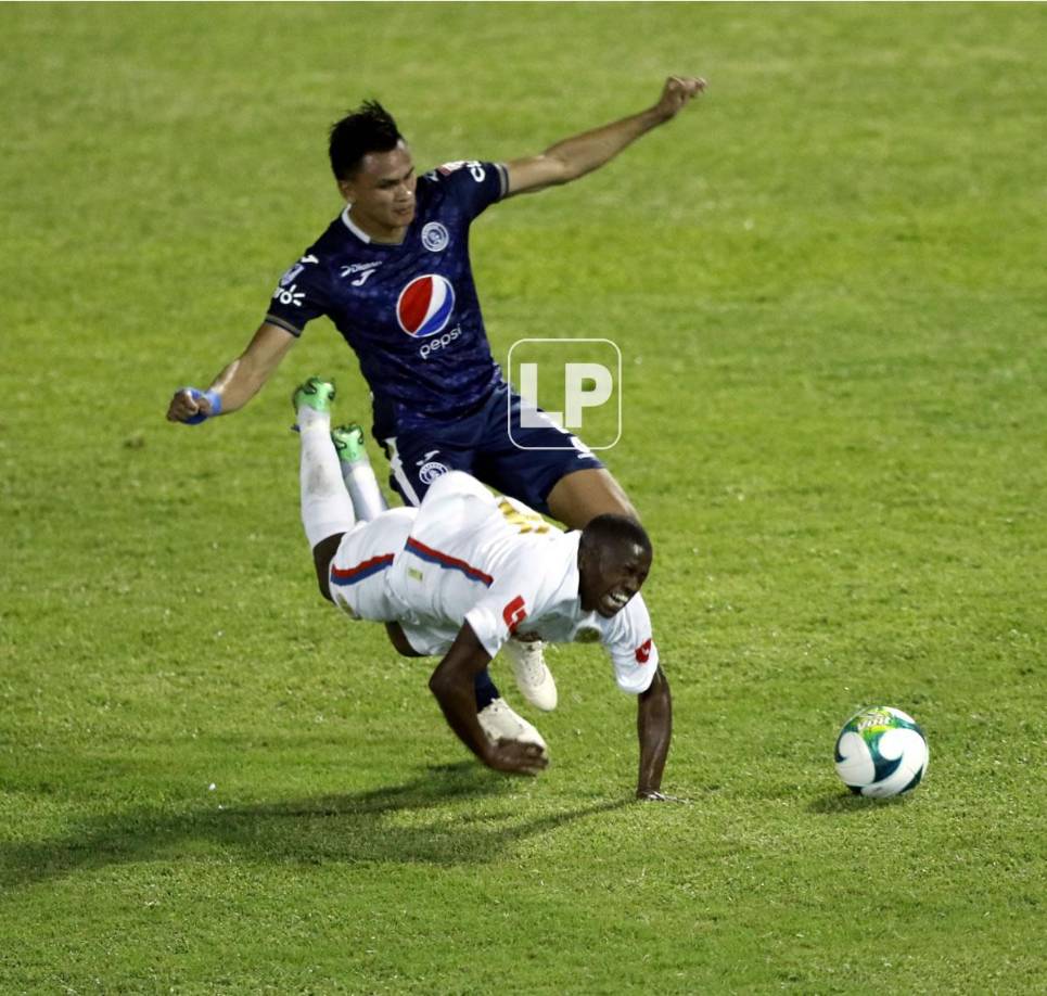 Boniek García cayó al suelo y con gestos de mucho dolor tras la dura falta que le hizo Denil Maldonado.