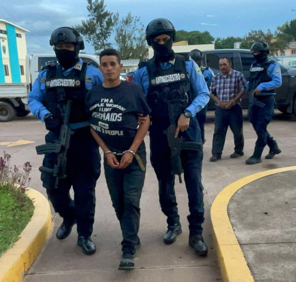 De acuerdo al informe de las autoridades, los ahora acusados habrían macheteado a su familia hasta cortarle sus extremidades y luego se dieron a la fuga. 