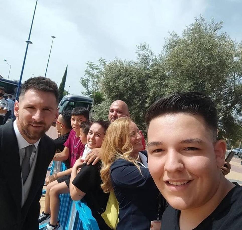 Messi se mostró accesible con los aficionados que le pidieron una selfie.