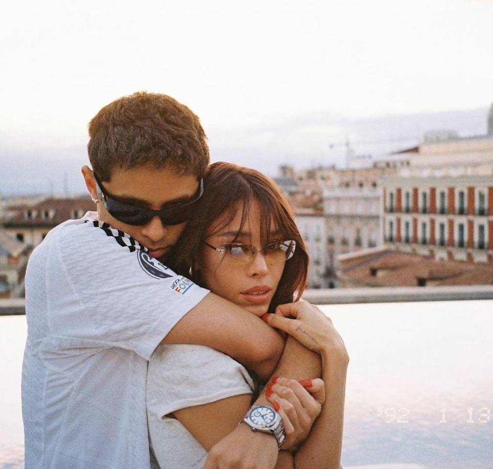 Cabe mencionar que, Danna en la actualidad mantiene una relación amorosa con el joven y también cantante, Alex Hoyer. Ambos comparten en sus redes sociales sus más íntimos afectos de relación amorosa.