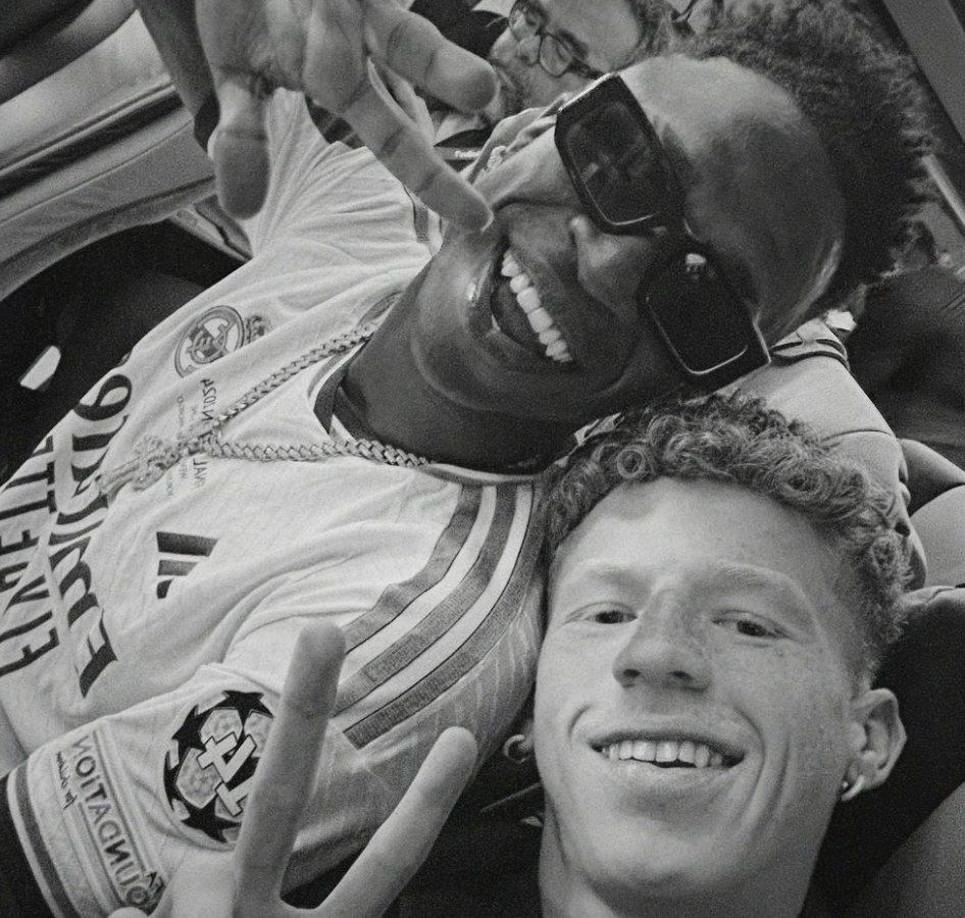 En el vestuario del Real Madrid también se ha ganado el cariño de sus compañeros. Ya que la cita del Etihad acabó con resultado positivo, el cuerpo técnico también decidió llevárselo a Múnich, para las semifinales, y a la capital del Reino Unido. Su papel de talismán ha resultado