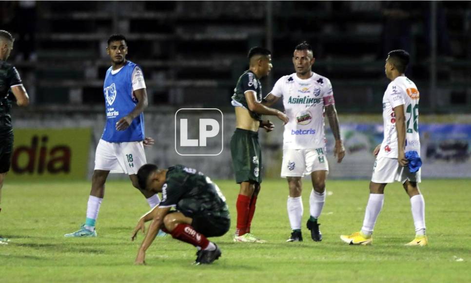 El sufrimiento de los jugadores de Marathón tras perder contra el Platense y alejarse de los puestos de repechaje.