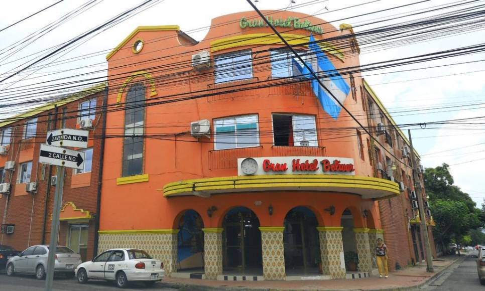 Gran Hotel Bolivar, ubicado en la 2 calle, 2 avenida del barrio Guamilito, cerca de la catedral San Pedro Apóstol, el hotel existe hace muchos años y cuenta con 21 habitaciones.