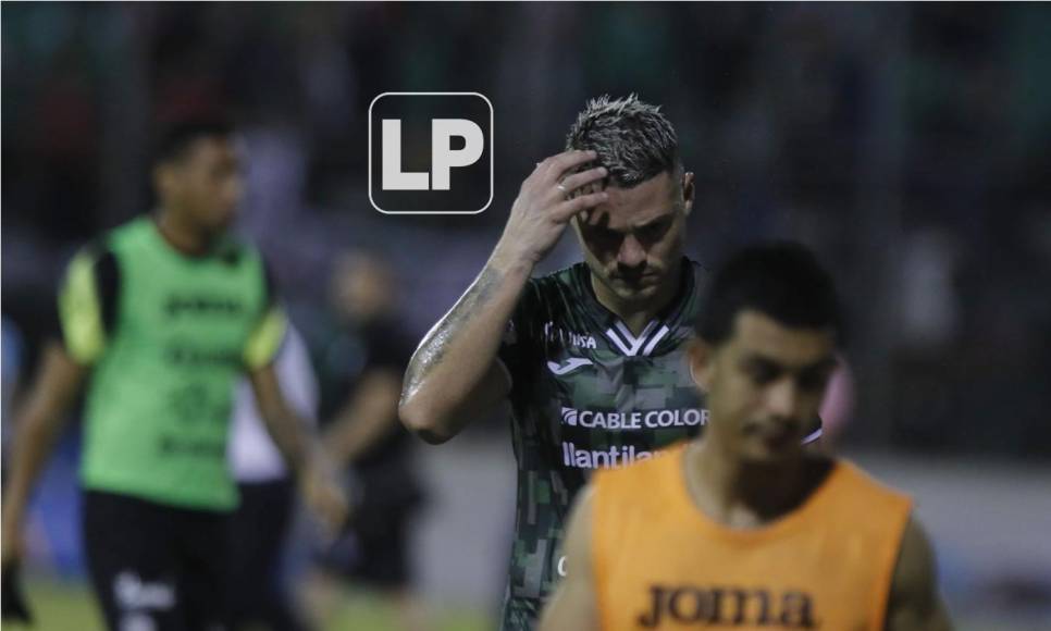 El defensa argentino Braian Molina salió cabizbajo al final del partido ante Platense.