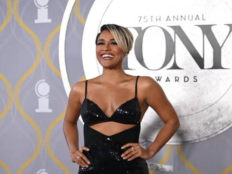 La actriz Ariana DeBose, conocida por participar en las película “West Side Story” (2021) y el musical “Hamilton”, está anunciada como la presentadora de la ceremonia.