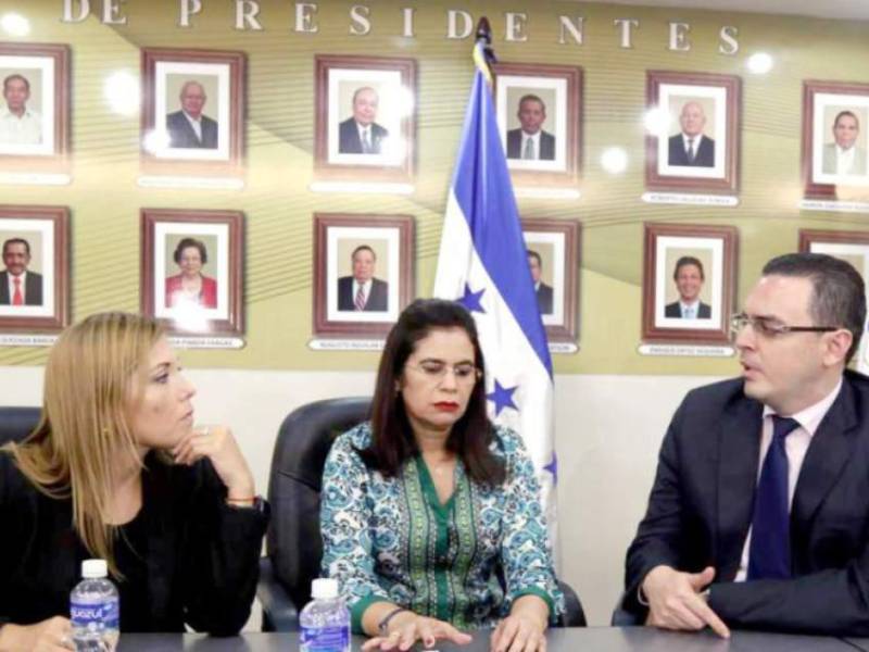 Al interior del organismo electoral, las concejales Rixi Moncada y Ana Hall apoyan la contratación de la empresa Grupo MSA, mientras que el representante nacionalista, Kelvin Aguirre mantiene su oposición.