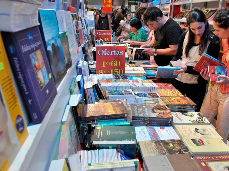 <b><span class=mln_uppercase_mln>Cultura.</span></b> La Feria del Libro permite a los amantes de la literatura abrir su mente a nuevos escritos y conocer personas con la misma pasión.