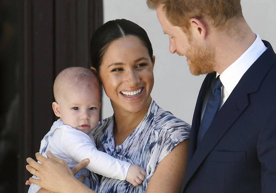 También hay imágenes de su hijo Archie, de 3 años, cuando empezaba a caminar y las vacaciones que Enrique y Meghan pasaron en África en 2016. En el primer capítulo, Harry explica las obligaciones que tiene la familia real y las presiones que ello implica.