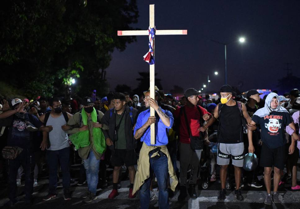 a caravana conformada por miles de migrantes que salió hace cuatro días desde la fronteriza ciudad de Tapachula, en el suroriental estado de Chiapas, con destino a la capital, avanza este martes a paso lento bajo la lluvia.