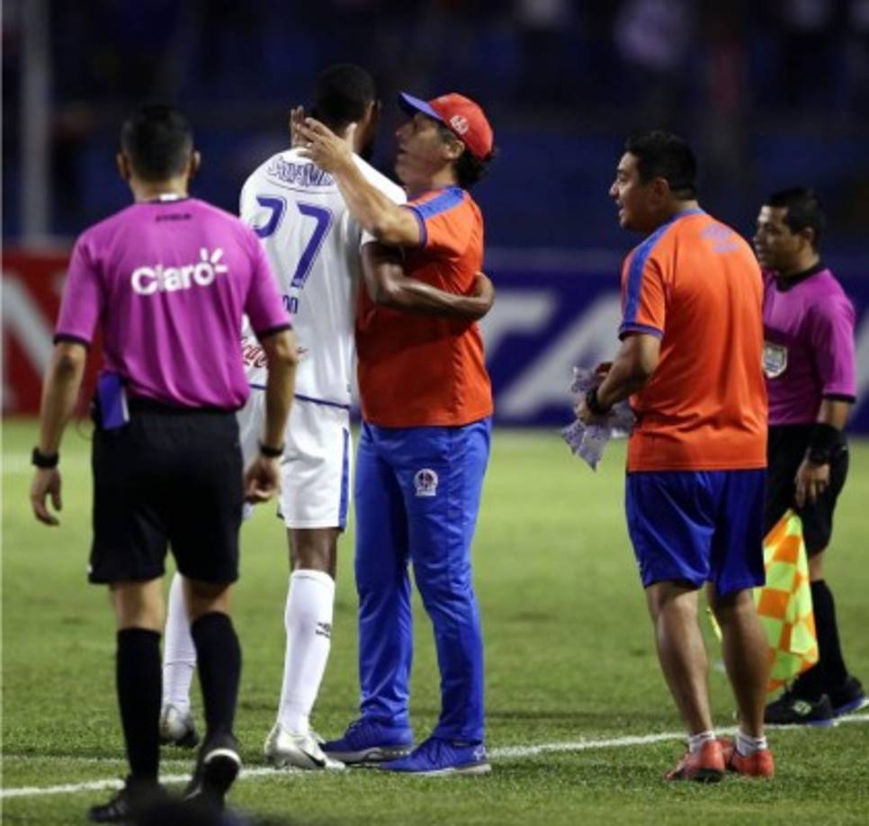 La felicitación de Pedro Troglio a Jerry Bengtson por su gol.