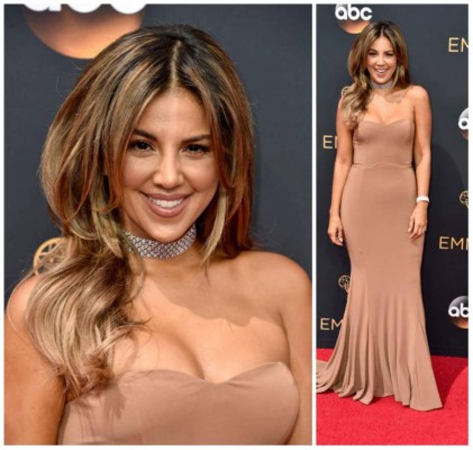 La actriz Liz Hernández en la alfombra de los premios Emmy 2016.