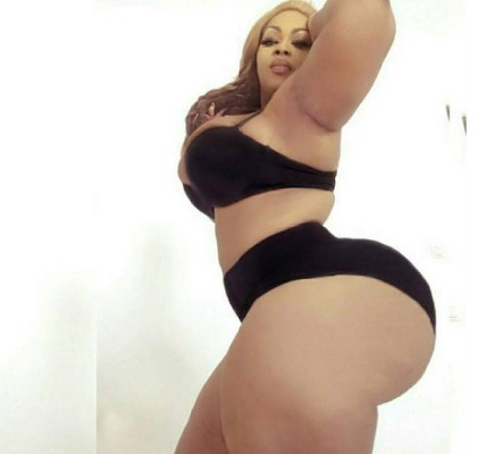 Su trasero mide aproximadamente 152 centímetros.