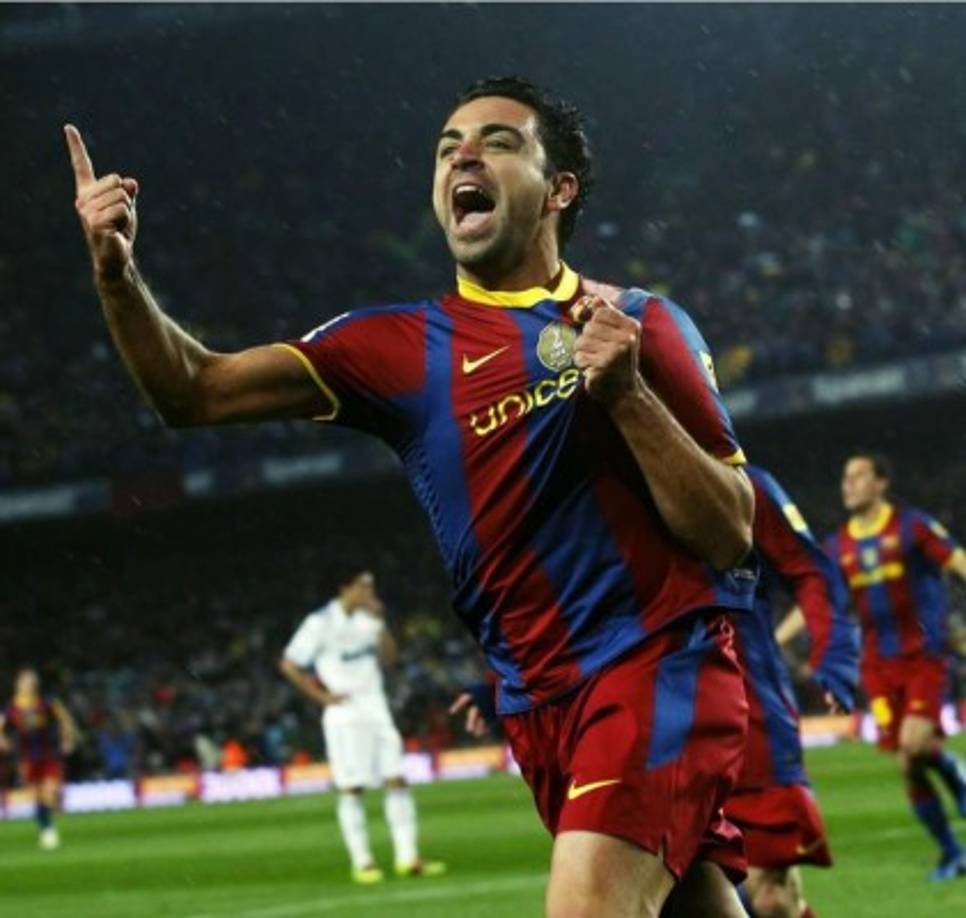 Xavi. Uno de los grandes jugadores de la historia del fútbol español y del Barcelona, estuvo muchos años compartiendo vestuario con Leo Messi. Juntos protagonizaron grandes éxitos en el club culé y demostraron durante años ser imparables a su mejor nivel. Esa época pasó, pero Xavi sigue atesorando mucha calidad en sus botas y es un seguro a la hora de controlar y templar los partidos cuando es más necesario. Messi lo sabe y por eso le pone en su once.