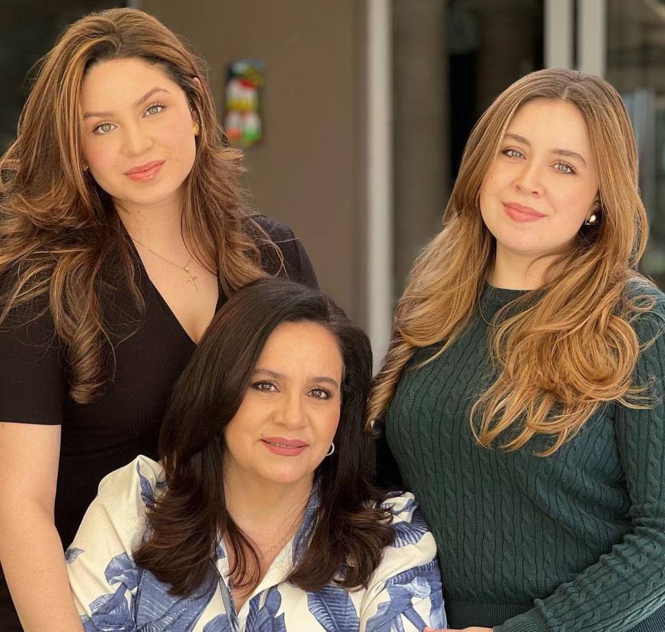 Tras presentar la nomina este viernes de la planilla del movimiento que lídera la exprimera dama y precandidata presidencial, Ana García de Hernández, al Consejo Nacional Electoral se conoció que una de sus hijas le acompañará como precandidata a diputada por el Partido Nacional.