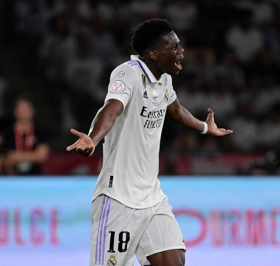 Aurelien Tchouaméni - El Real Madrid consideraría seriamente la posibilidad de vender al mediocampista francés, ya que no ha logrado cumplir con las expectativas del club madrileño durante esta temporada. Según fuentes cercanas al equipo, la directiva blanca estaría buscando opciones para traspasar al jugador y, entre los interesados, se encuentra el Liverpool, quien podría desembolsar una cifra cercana a los 100 millones de euros por su fichaje.