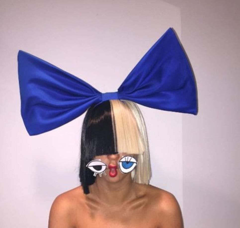 Así lo ha hecho ahora a través de sus redes sociales tras enterarse de la existencia de material gráfico comprometido suyo que estaría tratando de ser vendido al mejor postor. <br/><br/>Para evitar que la situación alcanzara proporciones mayores y acabara dando pie a un posible chantaje, Sia ha optado por publicar una de dichas instantáneas en sus cuentas de Twitter e Instagram.