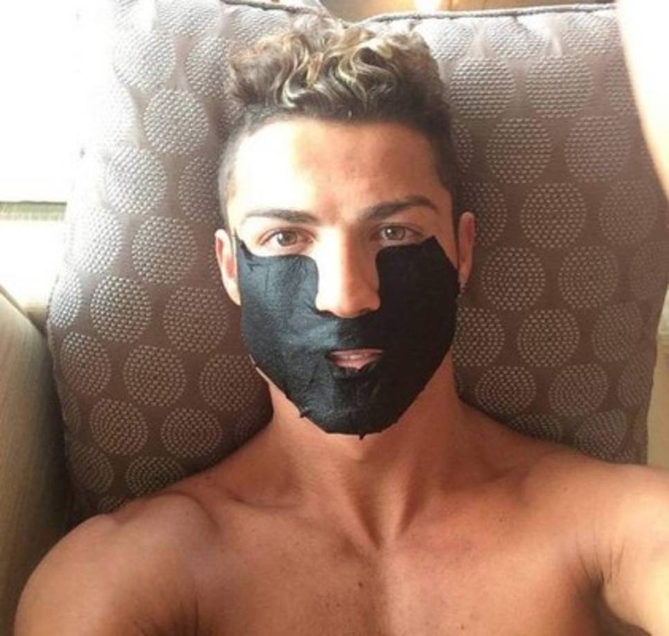 Cristiano Ronaldo se sometió en primer lugar a una operación maxilofacial para mejorar su zona media e inferior del rostro, que le provocó un movimiento óseo total.