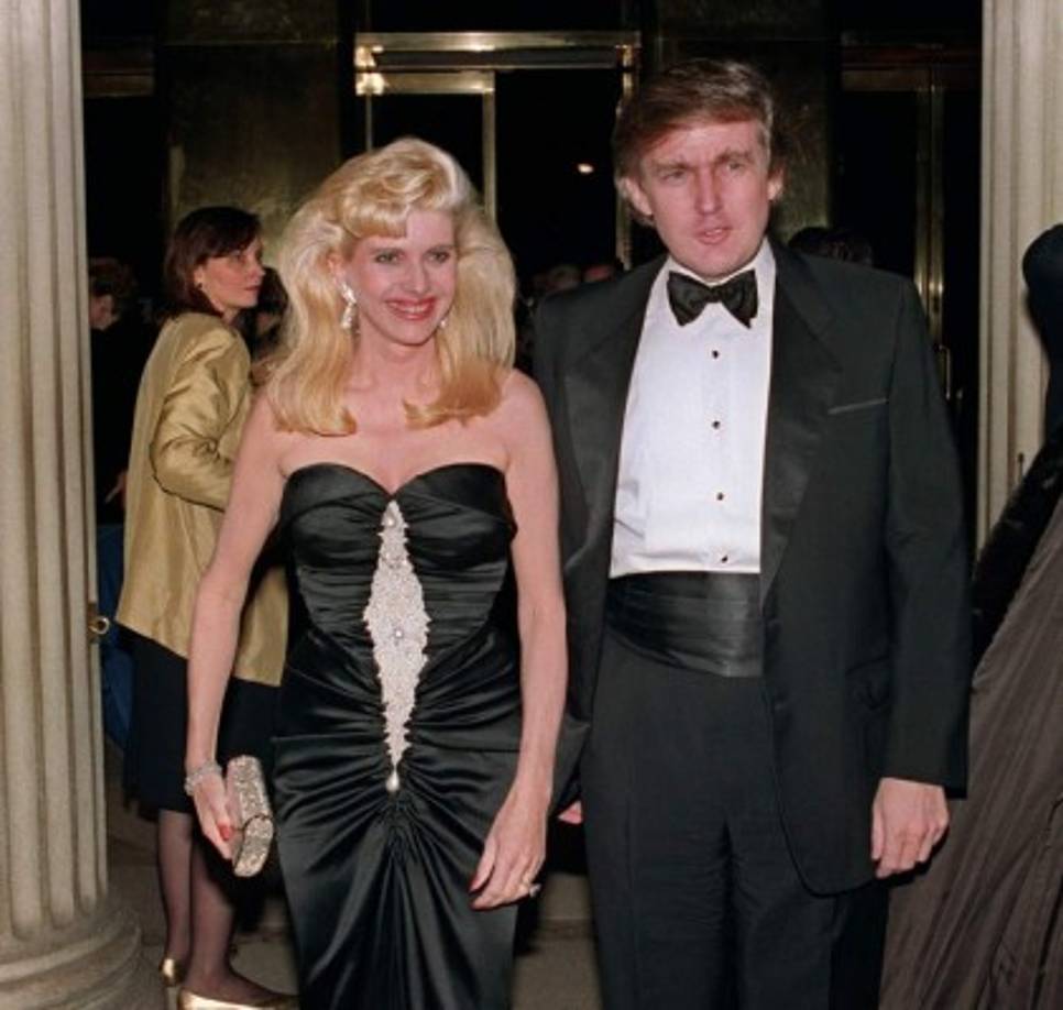 Trump se casó con la modelo checa Ivana Zelnickova el 7 de abril de 1977 en una lujosa boda de sociedad en Nueva York.