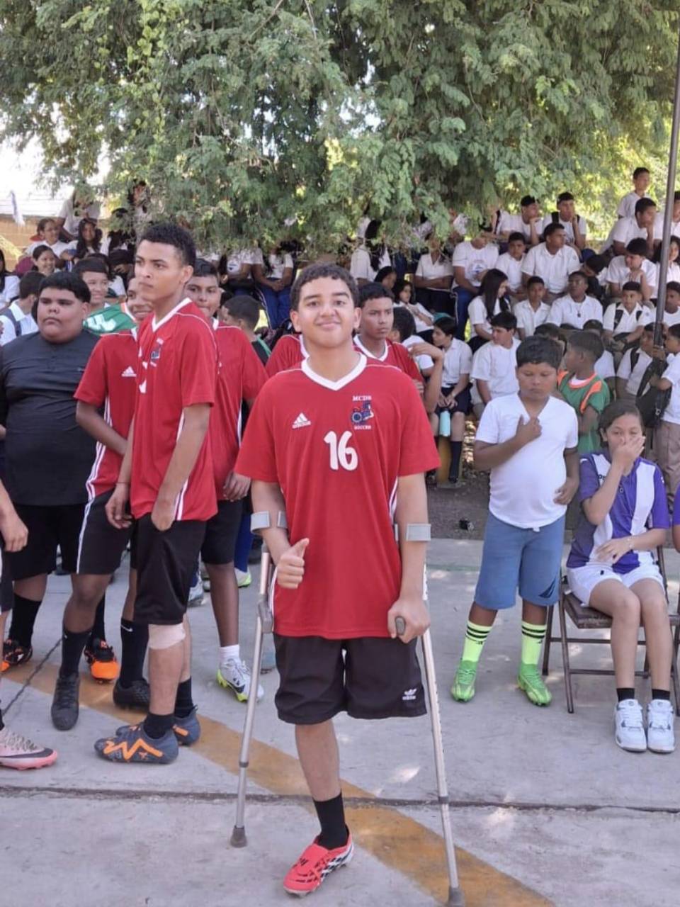 Sebastián participando en un encuentro de fútbol junto a sus amigos y compañeros en Olanchito.