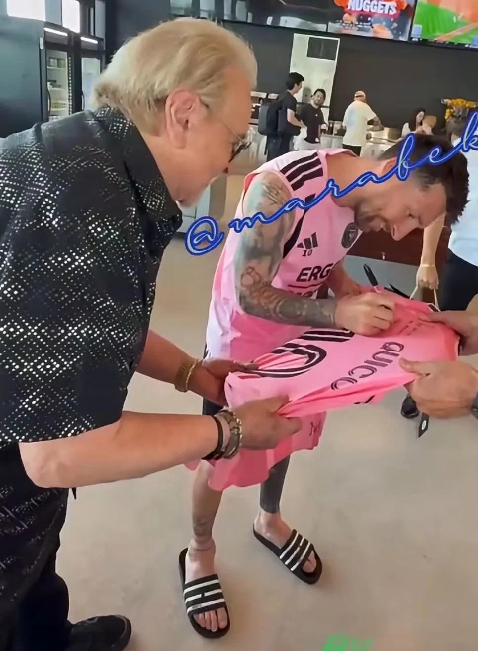 Carlos Villagrán sobre su encuentro con Messi: En Argentina, se besan los hombres