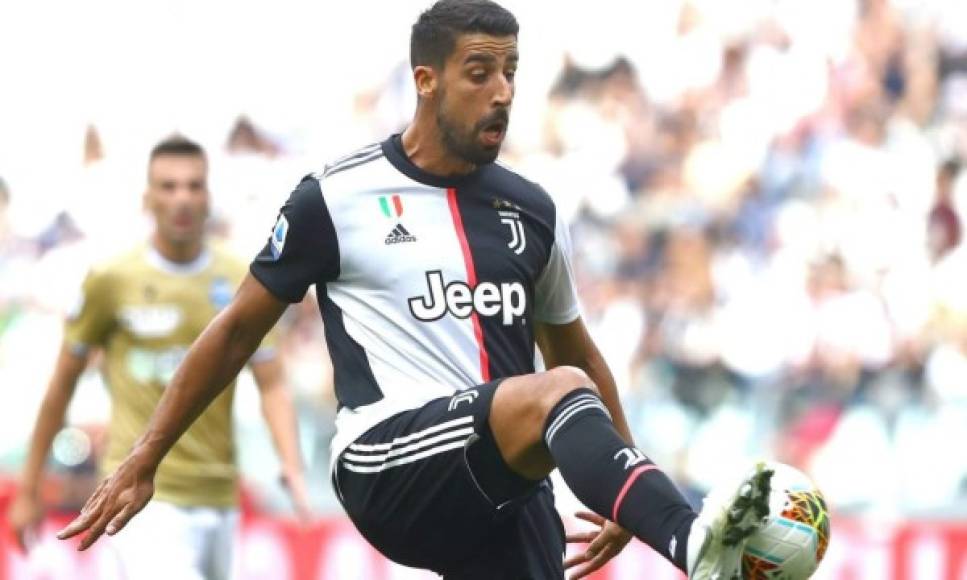 Andrea Pirlo ya le comunicó a Sami Khedira que no cuenta con él. El mediocampista alemán tiene las maletas listas para irse de la Juventus y tiene dos posibles destinos. El PSG se ha sumado a la puja por Khedira y el otro interesado es el Inter Miami de la MLS.