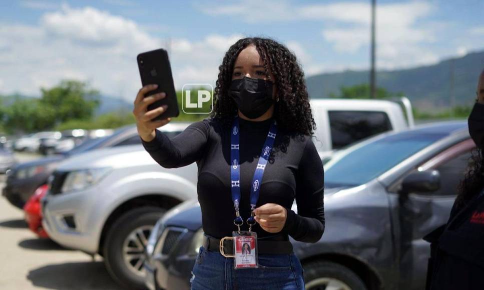 La guapa periodista de Diario Diez, Emma Ramos, durante la cobertura de la Gran Final en el Olímpico.