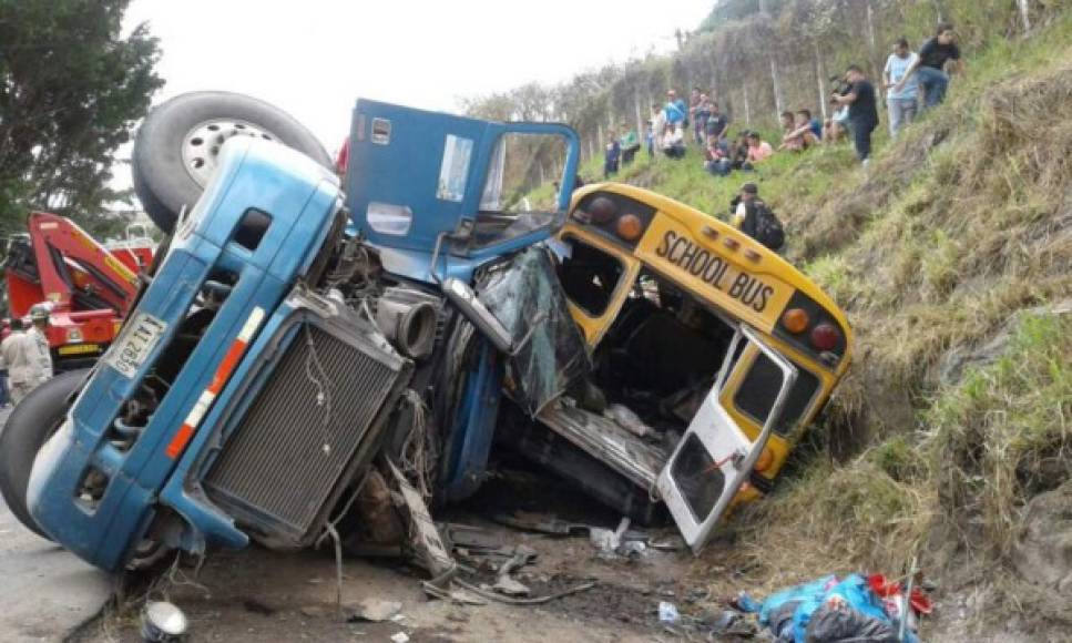 5 de febrero - Salida al sur de Tegucigalpa<br/><br/>24 personas murieron al chocar el bus en el que se conducía con una rastra en el kilómetro 9 de la carretera que conduce de Tegucigalpa a Choluteca.<br/><br/>Los fallecidos tenían como destino la comunidad de San Miguelito. Según el informe de tránsito, el conductor del tráiler perdió el control del pesado vehículo al fallarle el sistema de frenos.