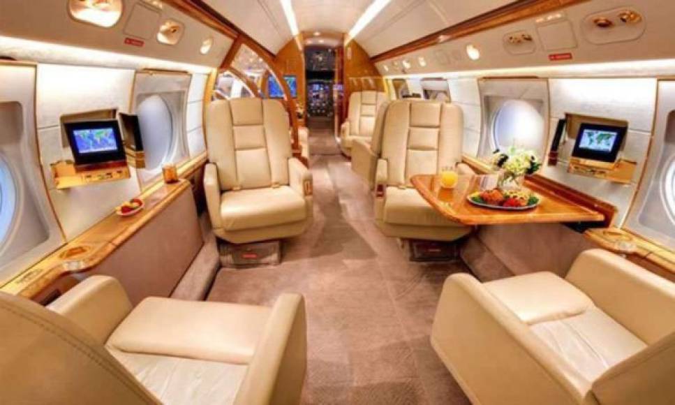 El avión privado de Messi es un Gulfstream V, modelo 2004, con 16 asientos ejecutivos y ocho camas, dos baños, uno de ellos con ducha y dos cocinas, de acuerdo con el portal.