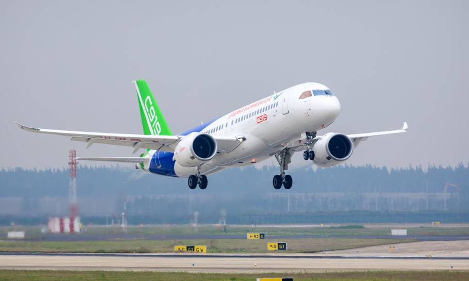 El Boeing 737 viajaba desde la ciudad de Kunming hacia la metrópolis de Cantón, pero “perdió el contacto cuando se encontraba sobrevolando la ciudad de Wuzhou”, en la región montañosa de Guangxi, según un comunicado de la administración de aviación civil de china (CAAC).