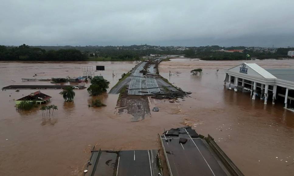 Los desbordes de los cauces de agua y deslizamientos de tierra mantienen interrumpidas numerosas carreteras en el estado Rio Grande do Sul y afectan a casi 320 localidades, muchas de ellas aisladas.