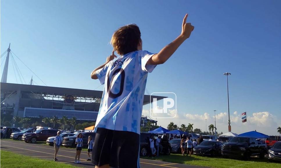 Bailes, carne asada, manta de Maradona y hasta un Lamborghini: las fotos del ambientazo en el Argentina-Honduras