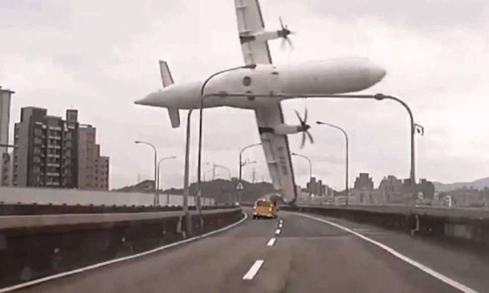 El avión de la compañía taiwanesa TransAsia Airways cayó a un río en Taipéi con más de 50 personas a bordo.