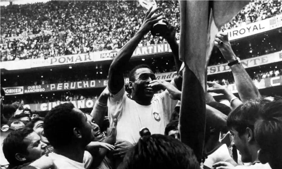 ‘O Rei’ alzando su primera Copa del Mundo para luego dar el salto a la fama.
