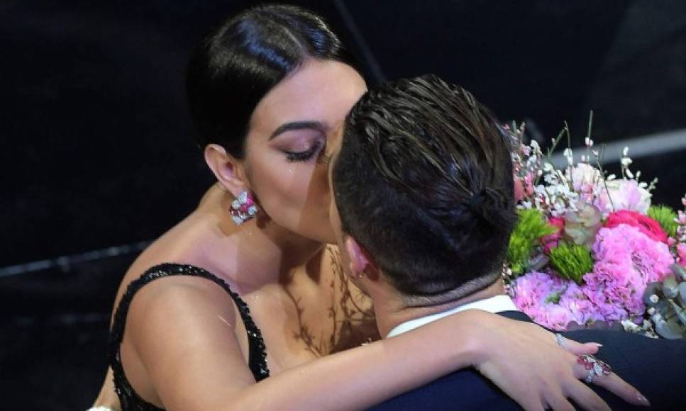 Georgina Rodríguez al finalizar su baile se acercó a Cristiano Ronaldo en la primera fila y le entregó un ramo de flores que había recibido. El futbolista le dio un beso felicitándola.
