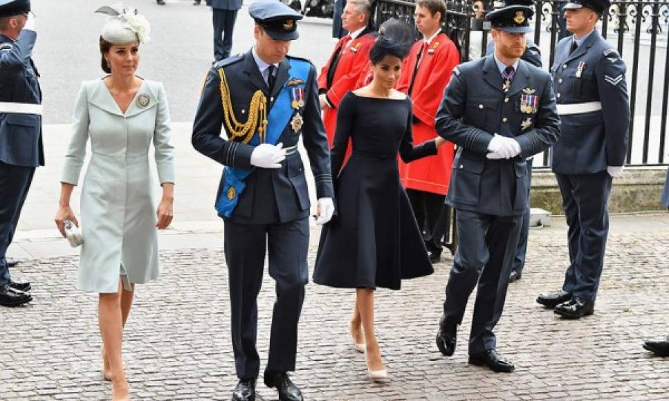 La duquesa de Sussex rompió nuevamente el procolo al asistir al centenario de la RAF británica. Meghan optó por un minivestido de Dior en color negro, que según las normas protocolarias de la corona, está reservado para actos funerarios y homenajes póstumos.